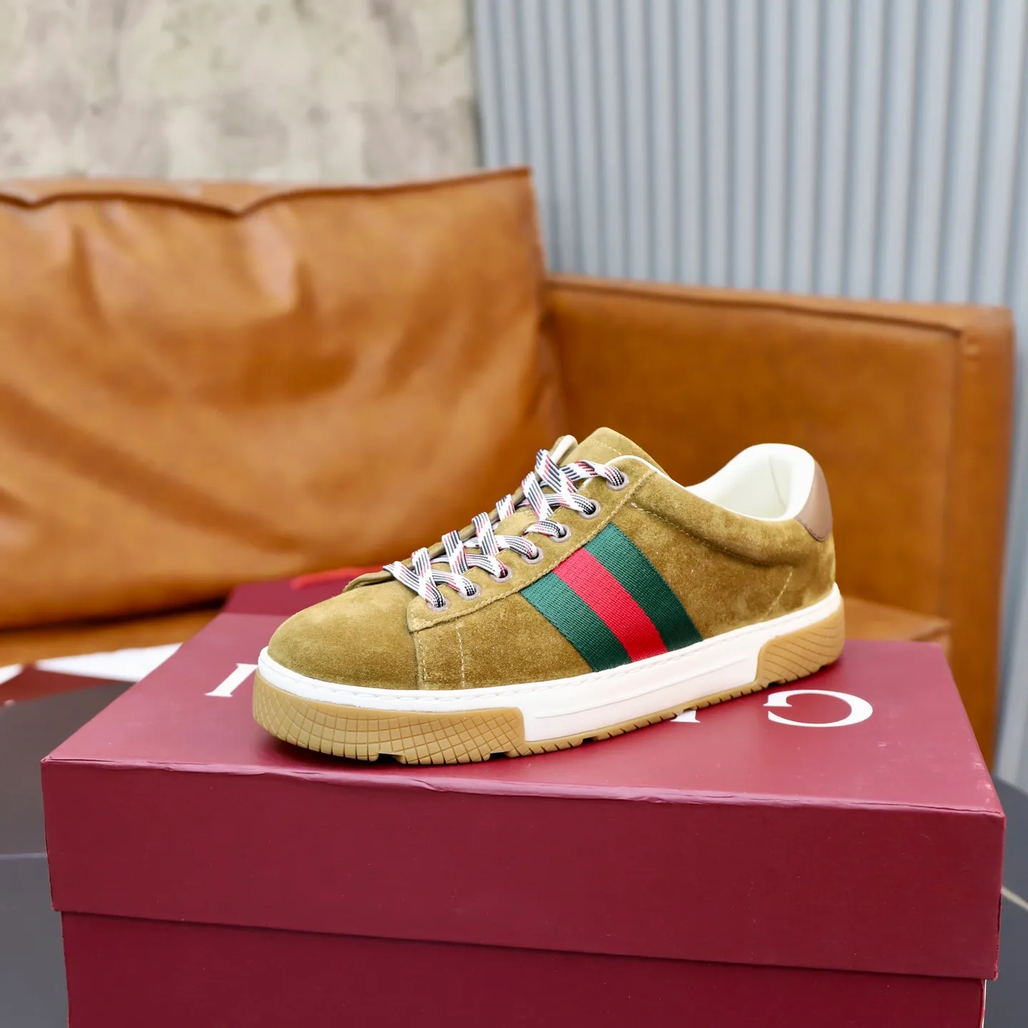 Ex-factory price: 600💰🙅‍♂️🙅‍♂️🙅‍♂️ Brand: Gucci GUCCi Standard code: Men's size 38/44 (45, 46 can be customized) Grade: Same as the official website Material: Original cowhide surface Comfortable hybrid thickened sheepskin lining Original wear-resistant soft outsole Style category: Casual sports version White shoes Dad shoes Young fashion European and American trends British style Color: actual picture color